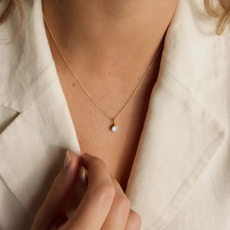 Collar pequeño con piedra de nacimiento