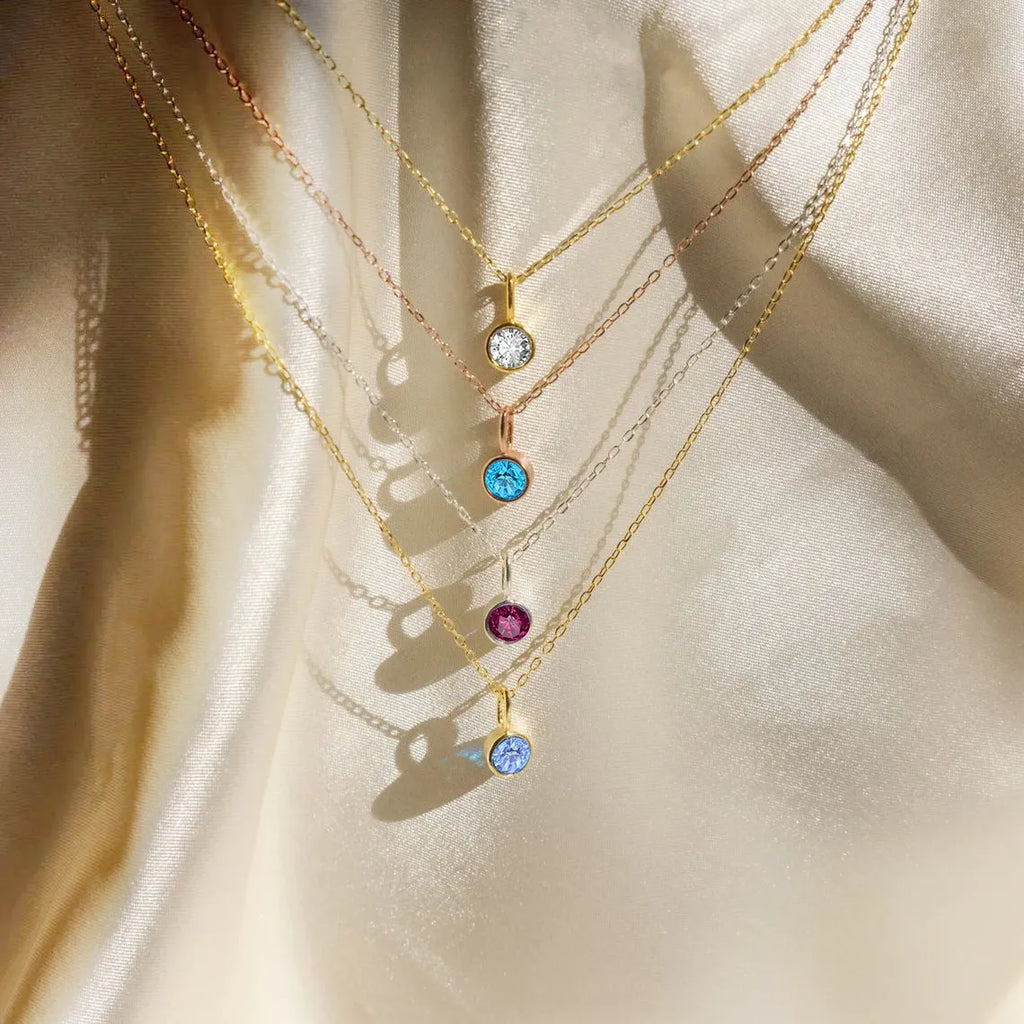 Collar pequeño con piedra de nacimiento