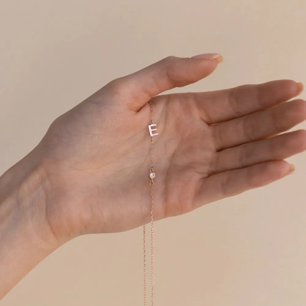 Collana laterale con lettera e pietra di nascita